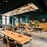 Hotellin ravintolassa on tunnelma kohdallaan