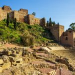 Alcazaban linnanmuuria ja roomalaisteatteri
