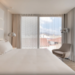 Standard-huoneessa parvekkeen ovi auki