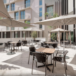 Terassiravintolan pöytiä