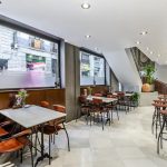 Hotellin aamiainen tarjoillaan viihtyisässä kahvilassa