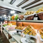 Hotellin aamiainen tarjoillaan viihtyisässä kahvilassa