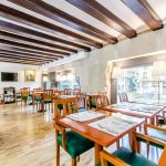 Hotellin aamiainen tarjoillaan viihtyisässä kahvilassa