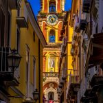 Sorrenton kapea kuja, joka päättyy kirkon kellotorniin