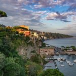 Vehreää ja kallioista rantamaisemaa Sorrentossa