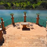 Raixan kartanon puutarhan terassi veden äärellä, Mallorca