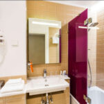 Perhehuoneen kylpyhuone