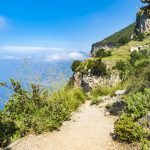 Vaelluspolku korkealla vuoristossa kirkkaana päivänä.