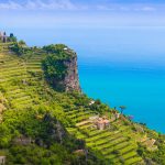 Näkymää korkealta kalliolta sitruunapuuviljemien yli merelle.