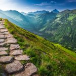 Kivinen polku vuoristossa.