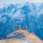 Kivinen kirkko jylhissä vuoristomaisemissa.