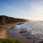 Rantamaisemaa aamuauringossa.