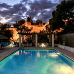 Uima-allas iltavalaistuksessa