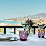 Kattaus, merinäkymä taustalla