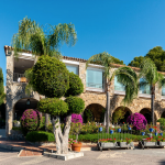 Hotellirakennus ulkoa kuvattuna