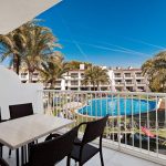 Superior-huoneiston parveke ja näköala allasalueelle, Playas Cas Saboners Mallorca