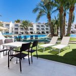 Premium-huoneiston terassi ja näköala allasalueelle, Playas Cas Saboners Mallorca