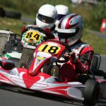 Kolme autoilijaa ajaa kartingia.