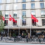 Scandic Falkonerin sisäänkäynnin yllä liehuu lippuja