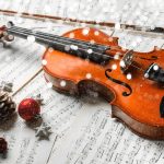 Viulu, jonka ympärillä jouluisia koristeita