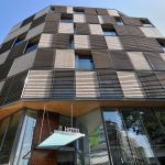 B Hotel julkisivu kadulta katsottuna seinää pitkin ylös