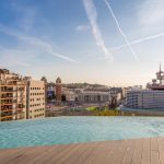 B Hotel aurinkoterassi ja uima-allas