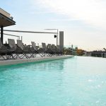 B Hotel aurinkoterassi ja uima-allas