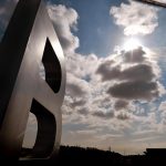 Hotellin logo auringossa