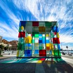 Kuution mallinen taideteos Malagassa