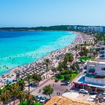 Cala Millorin pitkä ranta Mallorcalla