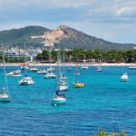 Purjeveneitä Santa Ponsan rannan edustalla, Mallorca