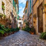 Valdemossan viehättävällä kujalla Mallorcalla