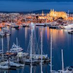 Palma de Mallorcan venesatama illan tunnelmallisessa valossa