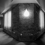 Hotellin käytävissä on näkyvissä alkuperäistä tiiliseinää