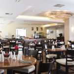 Katetut pöydät Academy Plaza Hotellin aamiaishuoneessa