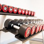 Kuntosalilta löytyy käsipainoja...