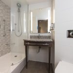 Huoneista löytyy siistit kylpyhuoneet