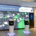 Sisäänkirjautuminen hotelliin tehdään automaatilla, mutta henkilökunta on avustamassa ympäri vuorokauden.