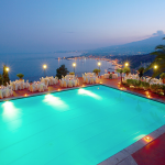 Allasalue juhlaan kalustettuna