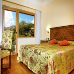 Classic-huone puutarhanäkymällä