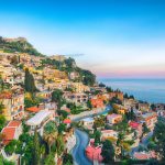 Taorminan rinnetaloja, meri taustalla