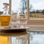 Sviitissä majoittuessa voit nauttia viskipaukun talon tarjoamana.