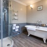 Juniorsviitin kylpyhuone