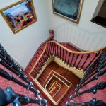 Osa huoneista sijaitsee ulkkakkokerroksessa, jonne kuljetaan kauniita portaita pitkin