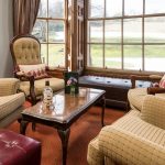 Hotellista löytyy useita mukavia istuskeluryhmiä