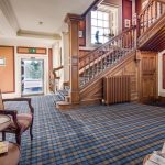 Hotellin vastaanotto ja aula