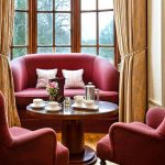 Hotellista löytyy useita mukavia istuskeluryhmiä