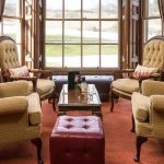 Hotellista löytyy useita mukavia istuskeluryhmiä