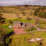 Cringletie House Hotel, maalaismaisemassa