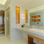 Sviitin kruunaa saunaosasto.